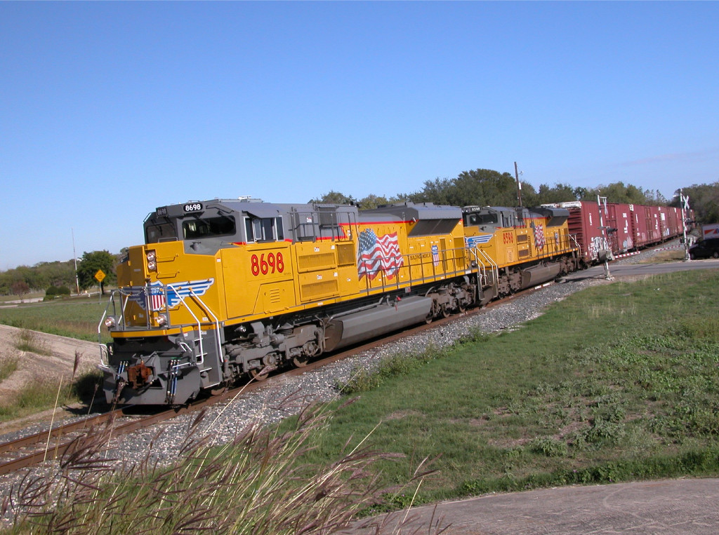 UP 8698  22Nov2011  SB into San Marcos at the IH35 Frontage Rd 